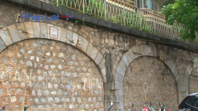 127/131  vòm cầu đã bị bịt kín trong nhiều năm qua.