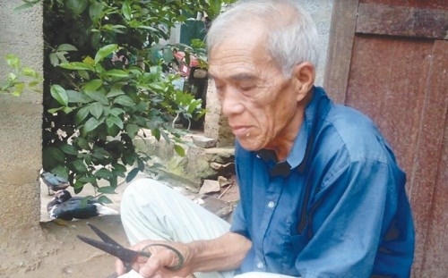 Cụ Nông Lý Huỳnh (72 tuổi) thường xuyên cắt những tờ tiền giấy bản để cúng thờ “thần bếp lửa” dịp lễ, tết.