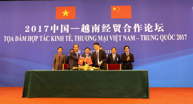 Ông Mai Hoài Anh – Giám đốc điều hành Kinh doanh Viamilk ký kết bản ghi nhớ hợp tác với đối tác Trung Quốc dưới sự chứng kiến của Lãnh đạo chính phủ và Bộ ngành hai nước.