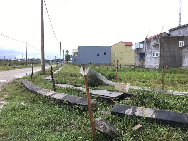 2 bên đường hệ thống taluy, mương nước đã bắt đầu đổ gãy, xuống cấp.