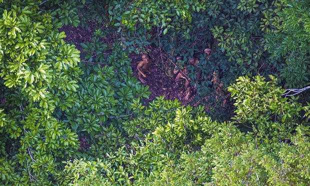 Những người trong bộ lạc di chuyển theo từng nhóm nhỏ. Họ đều đóng khố và được trang bị cung tên tự chế (Ảnh: Ricardo Stuckert)