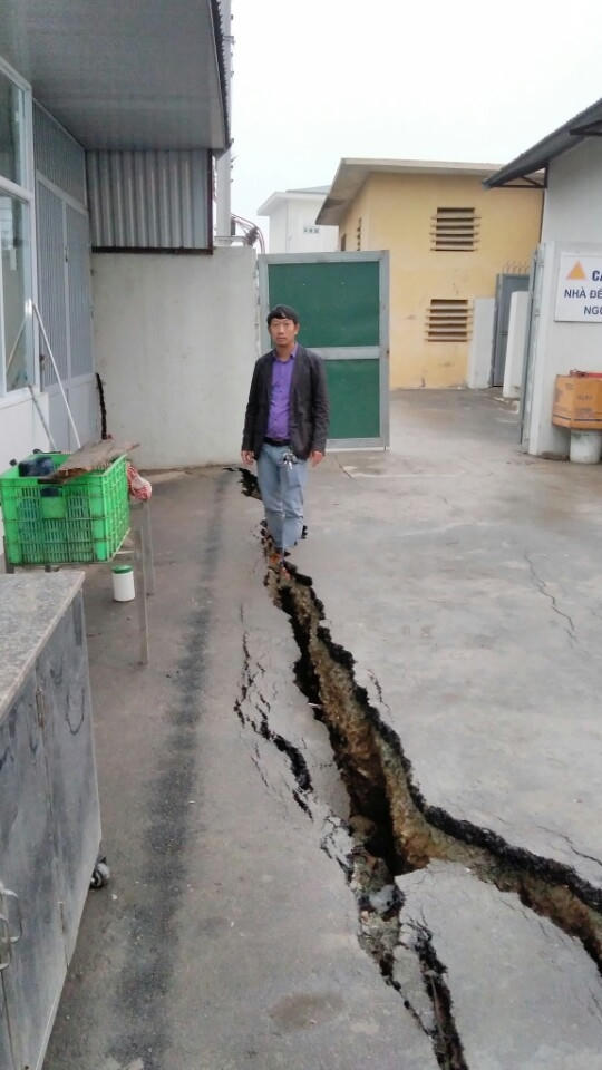 Một trong những vệt lún nứt khủng kéo dài khi chưa được khắc phục tạm thời (Ảnh Quang Đông).