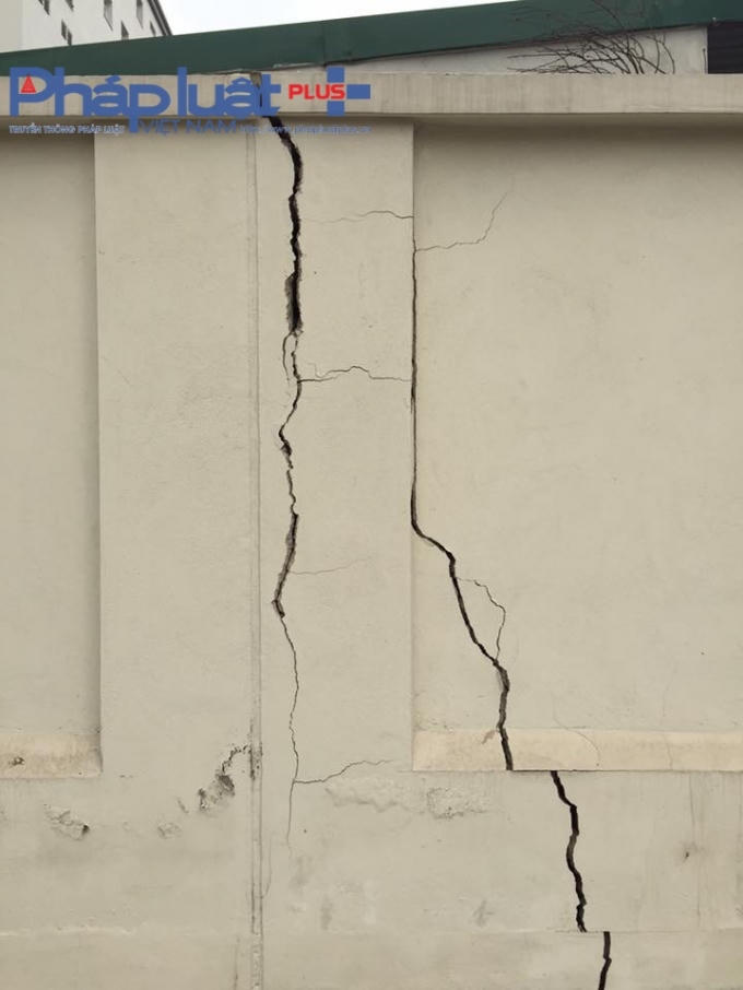 Vết nứt tại tường rào của Bệnh viện Nội tiết TW nhìn từ phía ngoài (Ảnh Thanh Thắng).