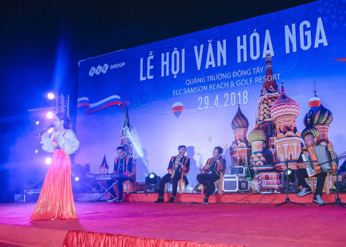 Những hạt mưa đầu mùa của miền Bắc không ngăn được các nghệ sĩ cháy hết mình trong đêm hội. Những tình khúc kinh điển như “Kachiusa”, “Triệu đóa hồng”, “Tình ca du mục”, "Chiều Matxcova", "Đôi bờ", "Cây thùy dương"... đã tái hiện một hình ảnh nước Nga đầy thương nhớ, khiến bao trái tim rung động.