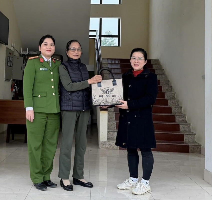 Nhặt được túi xách có 300 triệu đồng, người phụ nữ lập tức đến công an trình báo, tìm người trả lại. (Ảnh: Công an tỉnh Tuyên Quang).