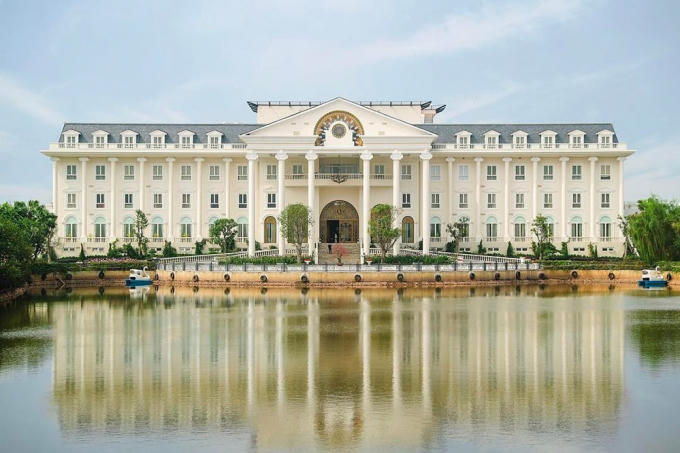 Khách sạn chính với kiến trúc châu Âu tinh tế, cổ điển