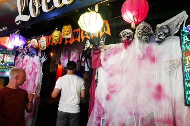 Mặt tiền một quán bar trên phố Tạ Hiện được trang trí nhiều hình thù kinh dị.