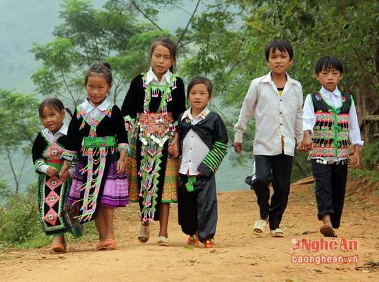 Trong ảnh là các em học sinh bản Pà Khốm trong trang phục truyền thống xuống núi nhận quà từ thiện vào cuối tháng 9.