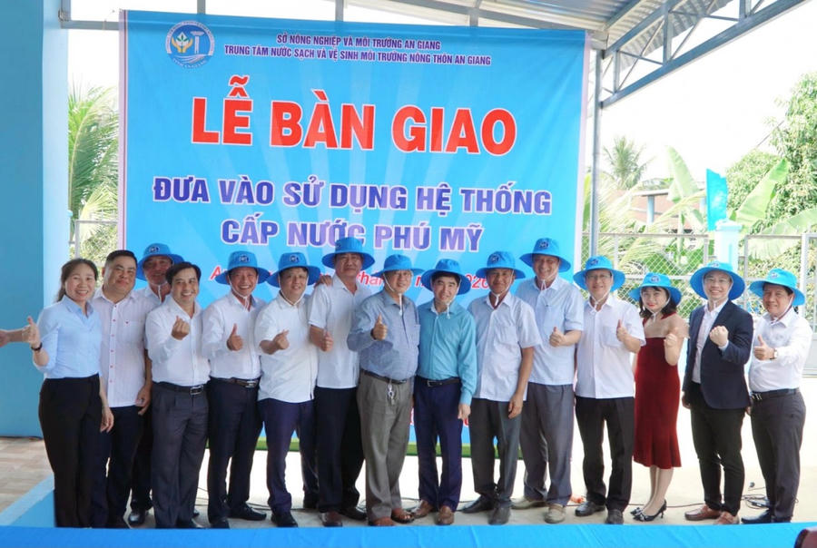 Các đại biểu chụp ảnh lưu niệm tại công trình