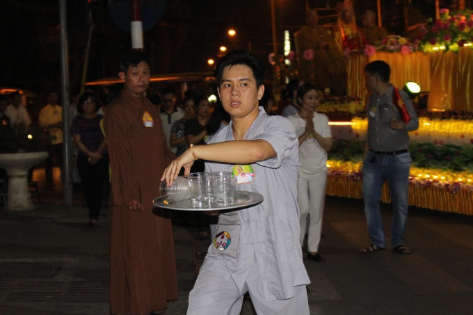 ...Tiếp nước miễn phí cho các Tăng ni, Phật tử.