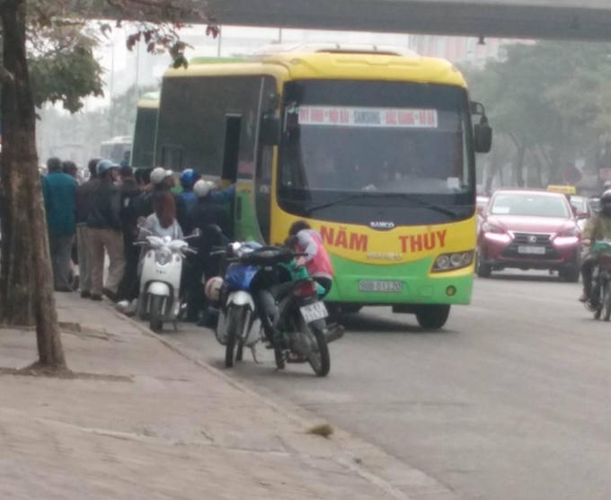 Một chiếc xe dù khác mang BKS 98B-01320 của nhà xe Năm Thủy ngang nhiên dừng bắt khách dọc đường