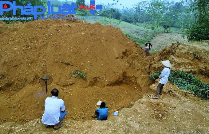 Đào thành hầm hố nham nhở. (Ảnh Tiến Vũ)