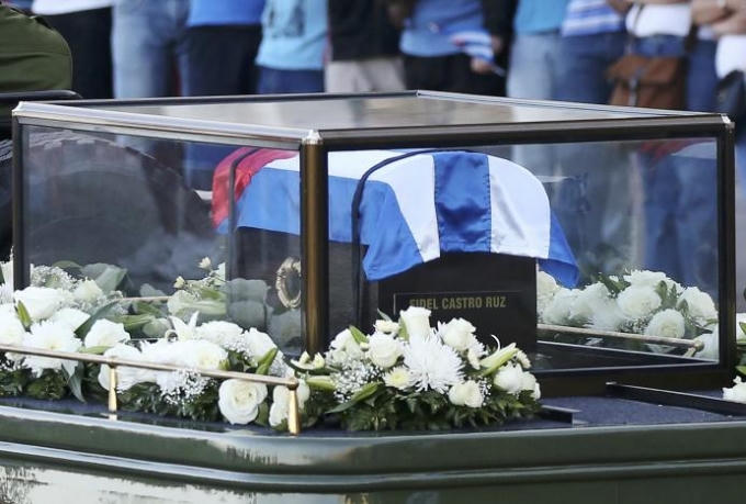 Di hài của lãnh tụ Fidel được đặt trong một chiếc quan tài gỗ phủ quốc kỳ Cuba bên trên. Đoàn xe xuất phát từ trụ sở Bộ Quốc phòng ở thủ đô Havana. (Ảnh: Reuters)