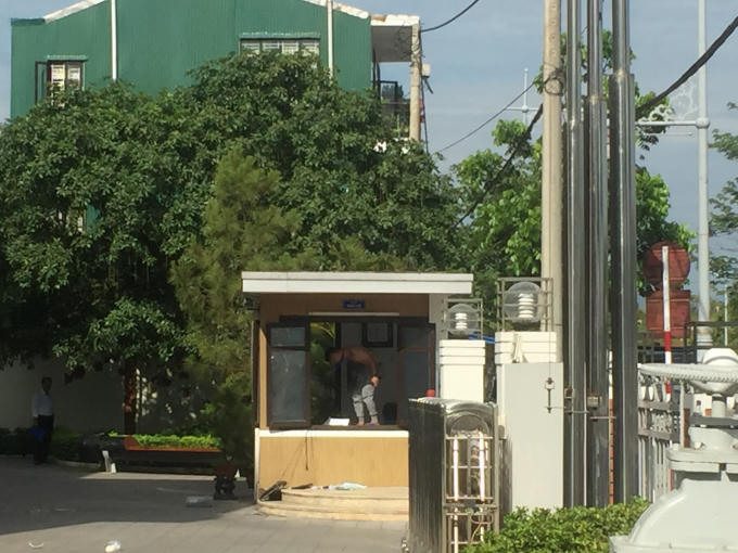 Nam thanh niên "phá tung" phòng bảo vệ. (Ảnh: Đăng Hậu)