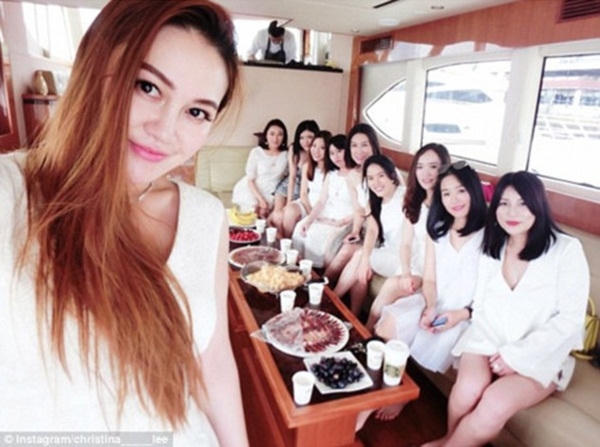 Chán tụ tập trên đất liền, Christina và các bạn cùng tổ chức 1 bữa tiệc trên thuyền buồm.