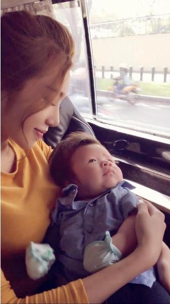 Elly Trần và cậu con trai Túc Mạch xinh xắn.