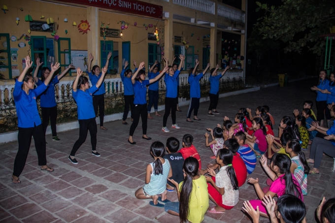 Dạy múa hát cho trẻ em xã Thạch Bình