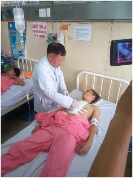 Bác sĩ Hà Thanh Bình người trực tiếp thực hiện ca mổ, đang kiểm tra sức khỏe cho bênh nhân Trung.