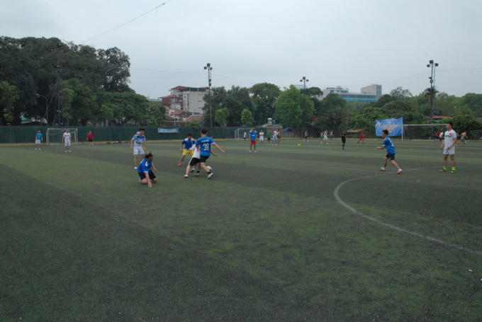 Một pha tranh bóng giữa FC Dân trí và FC Nam Đàn.