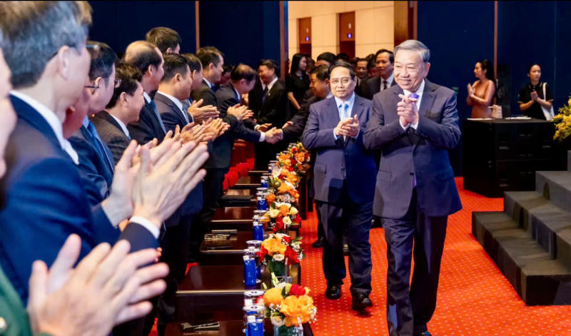 Tổng Bí thư Tô Lâm cùng các đại biểu đến tham dự Lễ kỷ niệm 80 năm ngành Bưu chính và Viễn thông, 66 năm ngành Khoa học và Công nghệ và Đại hội Thi đua yêu nước lần thứ nhất ngày 29/9/2025.