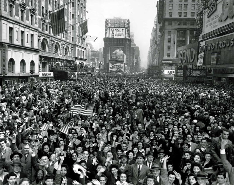 Đám đông tại Quảng trường Thời đại ở New York vào ngày 7/5/1945 để ăn mừng Đức đầu hàng vô điều kiện.