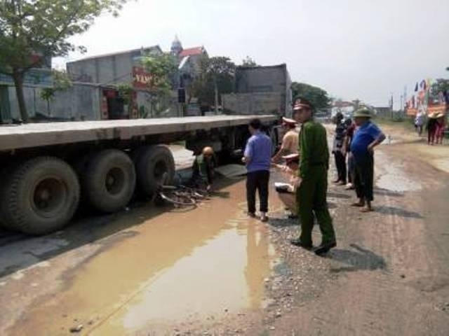 Hiện trường tai nạn thương tâm gây tử vong cho cụ già đi xe đạp. (Ảnh: P. Tuấn)