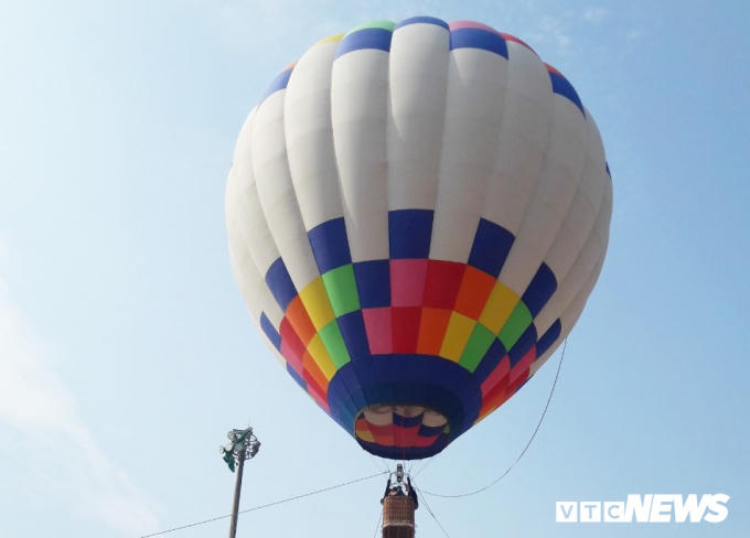 15 phi công các nước Thái Lan, Hàn Quốc, Nhật Bản, Hà Lan và Việt Nam trình diễn 7 khinh khí cầu, trong đó có 3 khinh khí cầu cỡ lớn, 2 khinh khí cầu bay treo để đưa du khách lên độ cao 30 - 50 m và 2 khinh khí cầu mini để du khách trải nghiệm tự điều khiển.