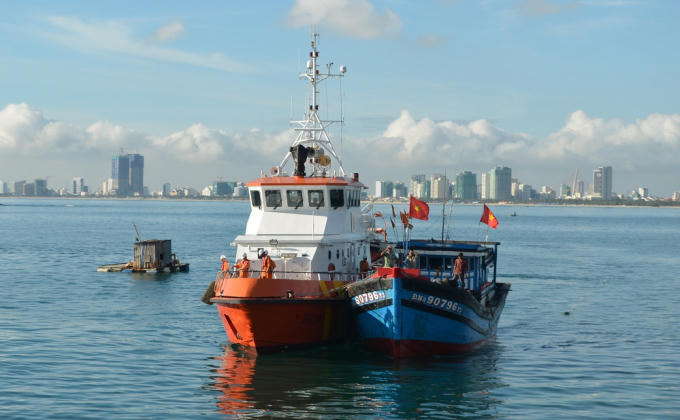 Tàu cứu hộ của Trung tâm phối hợp tìm kiếm cứu nạn khu vực 2 tại Đà Nẵng có mặt kịp thời hỗ trợ ngư dân khi xảy ra sự cố trên biển.