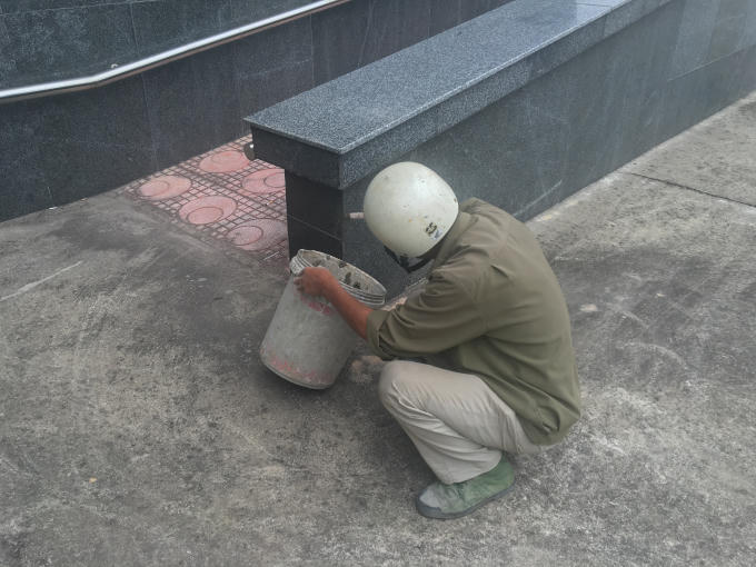 Một số công nhân đang dùng thẻ tre để xử lý các vết mạch vữa.