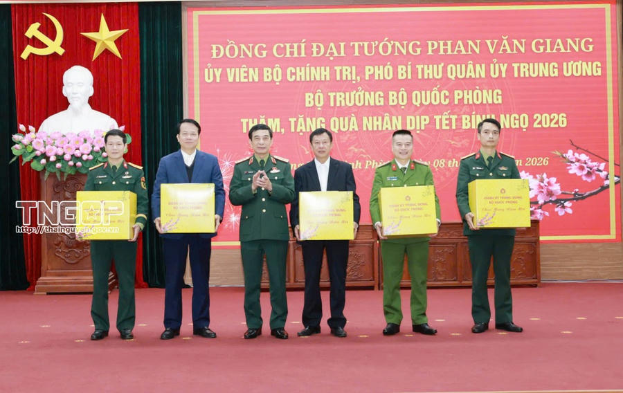 Đại tướng Phan Văn Giang trao quà cho các đơn vị tại phường Phan Đình Phùng.
