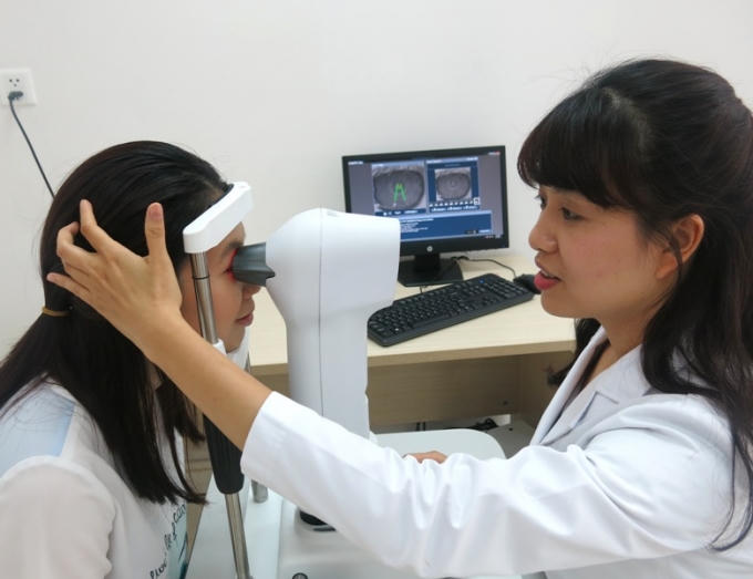 Các bác sĩ Vinmec chụp bản đồ giác mạc trước và sau khi đặt Ortho – K để xác định chính xác mức độ cải thiện thị lực của người bệnh.