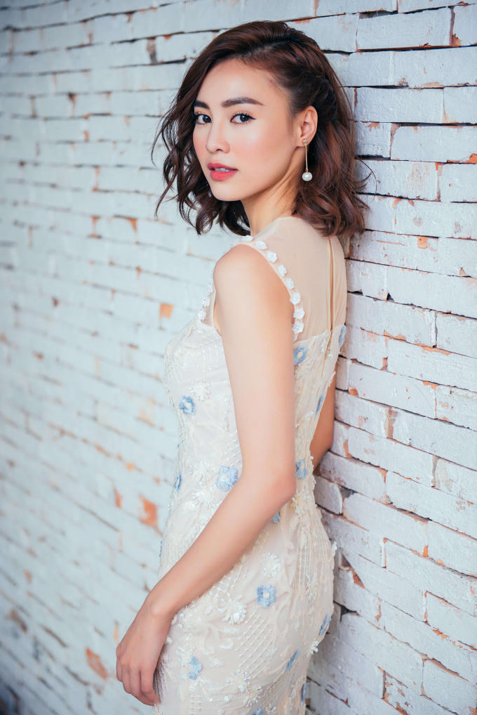 Vốn thể hiện nhiều vai diễn cá tính trên màn ảnh nhỏ, nhưng người đẹp Ninh Dương Lan Ngọc hoàn toàn lột xác và đầy nữ tính hơn trong trang phục này.