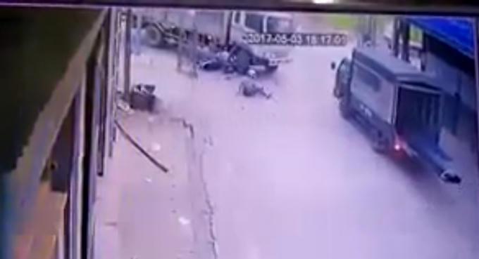 Hình ảnh nam thanh niên ngã ra đường sau cú va chạm với chiếc xe tải.