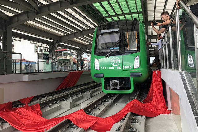 Để tiếp cận được đoàn tàu trên ga La Khê, hành khách phải đi bộ lên tầng 2 của nhà ga cao hơn mặt đất khoảng 10m
