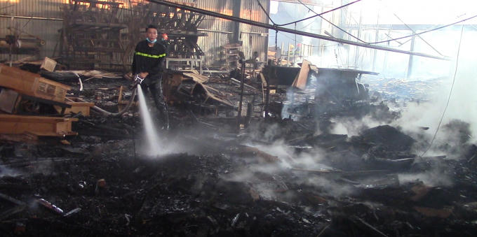 Một phần nhà xưởng đổ sập, nhiều bàn ghế và nguyên liệu bị thiêu rụi