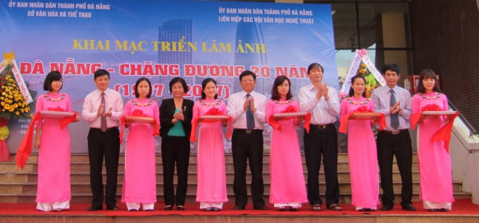 Lễ cắt băng khai mạc triển lãm ảnh "Đà Nẵng - Chặng đường 20 năm (1997 - 2017)". Ảnh: Vân Trương
