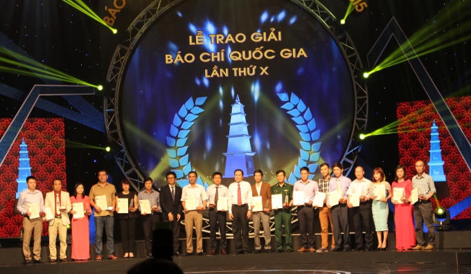 Ban tổ chức trao kỷ niệm chương cho các tác giả tác phẩm đoạt giải C.