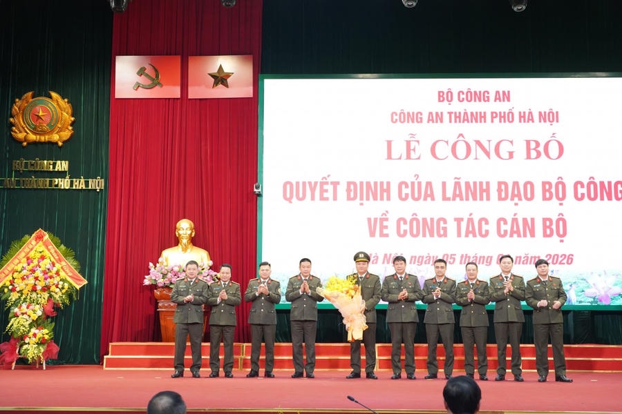 Đại diện chỉ huy các phòng chức năng CATP tặng hoa chúc mừng Đại tá Nguyễn Tiến Đạt, Phó Giám đốc - Thủ trưởng cơ quan An ninh điều tra Công an Thành phố.