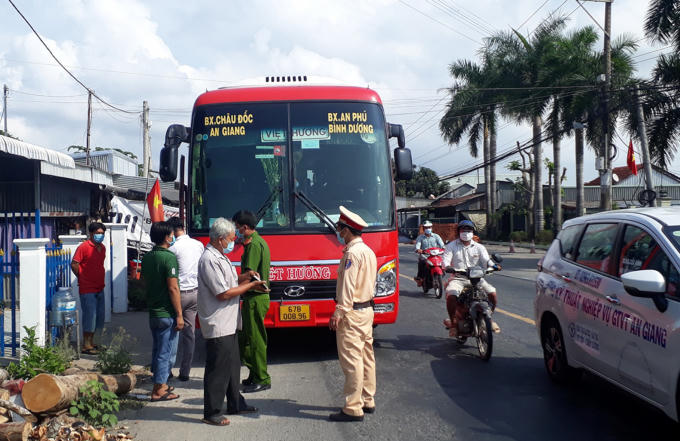 Nhắc nhở tài xế và người dân tham gia giao thông thực hiện nghiêm các biện pháp phòng, chống dịch