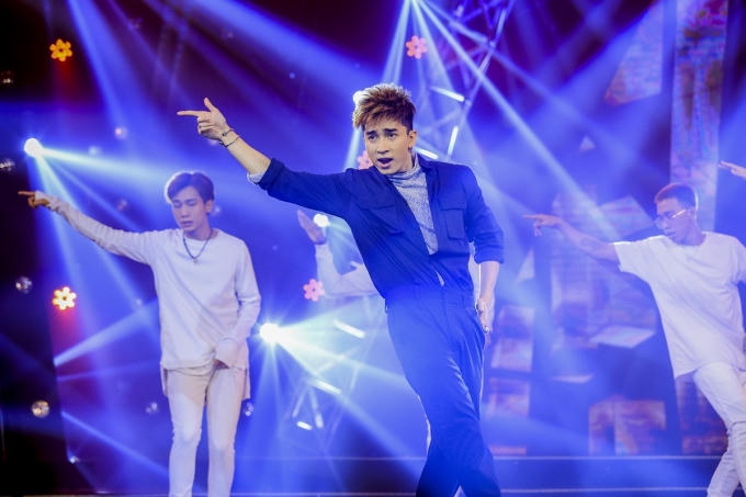 Hương Tr&agrave;m t&igrave;nh tứ mặn nồng b&ecirc;n Quang H&agrave;