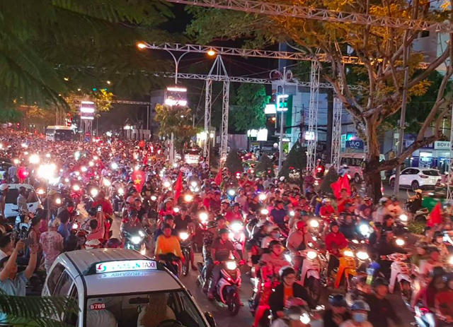 Người dân xuống đường ăn mừng chiến thắng của Tuyển Việt Nam trước Phillipines tại đại lộ Hoà Bình và Công viên Lưu Hữu Phước Cần Thơ. (Ảnh: Phạm Tâm)
