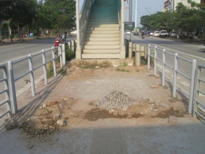 Nhà chờ xe buýt nhanh vẫn còn bộn bề gạch đá.