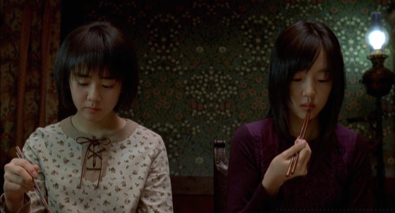 Im Soo Jung và Moon Geun Young diễn xuất thần trong “A Tale of Two Sisters”.