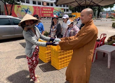 Đại đức Thích Đồng Giải nấu và phát cơm chay cho bà con nghèo.