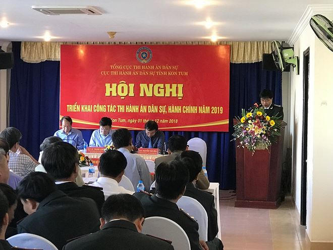 Ông Cao Minh Hoàng Tùng Cục trưởng cục THADS tỉnh Kon Tum phát biểu tại hội nghị