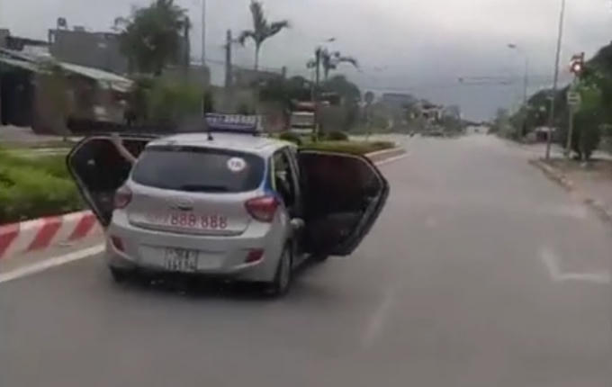 Chiếc taxi mở toang 2 cánh cửa sau lao vun vút trên đường.