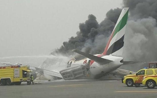 Ngày 3/8, chuyến bay EK521 của hãng Emirates đã hạ cánh bằng bụng, bốc cháy trên đường băng ở Dubai. Tuy nhiên may mắn là tất cả 275 hành khách và tổ bay đã kịp thoát ra và được sơ tán đến nơi an toàn. (Ảnh: The Hindu)