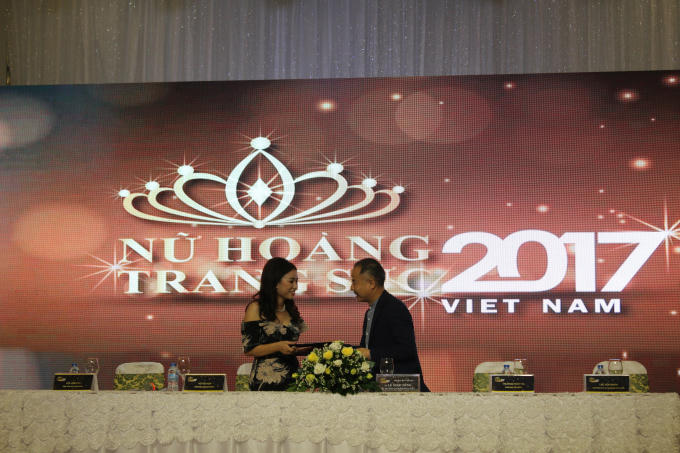 Trao quyết định trưởng ban tổ chức cho đơn vị mới vào ngày 28/9.