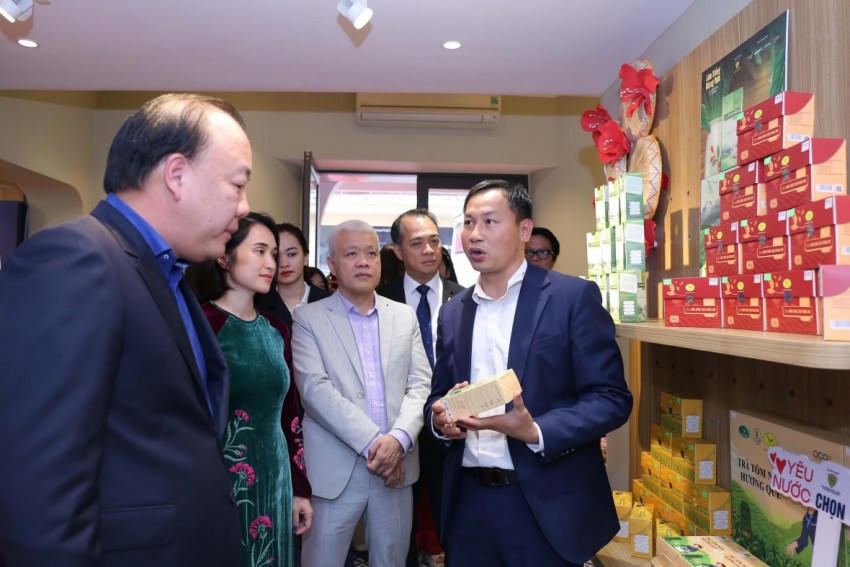 “Sức sống hàng Việt” trưng bày sản phẩm điển hình, bán hàng trực tiếp và livestream trên nền tảng số để hỗ trợ doanh nghiệp tiêu thụ hàng hóa.