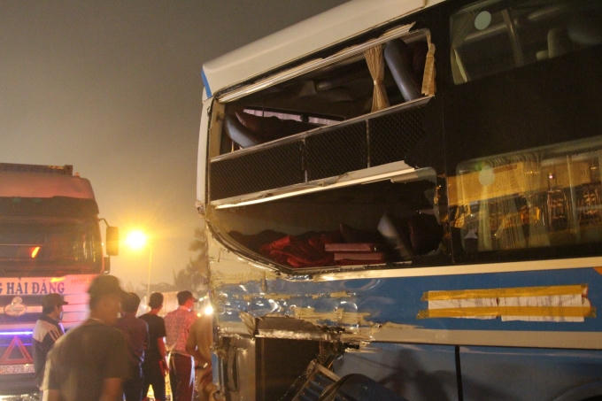 K&iacute;nh chắn gi&oacute; xe kh&aacute;ch bị t&ocirc;ng bể.